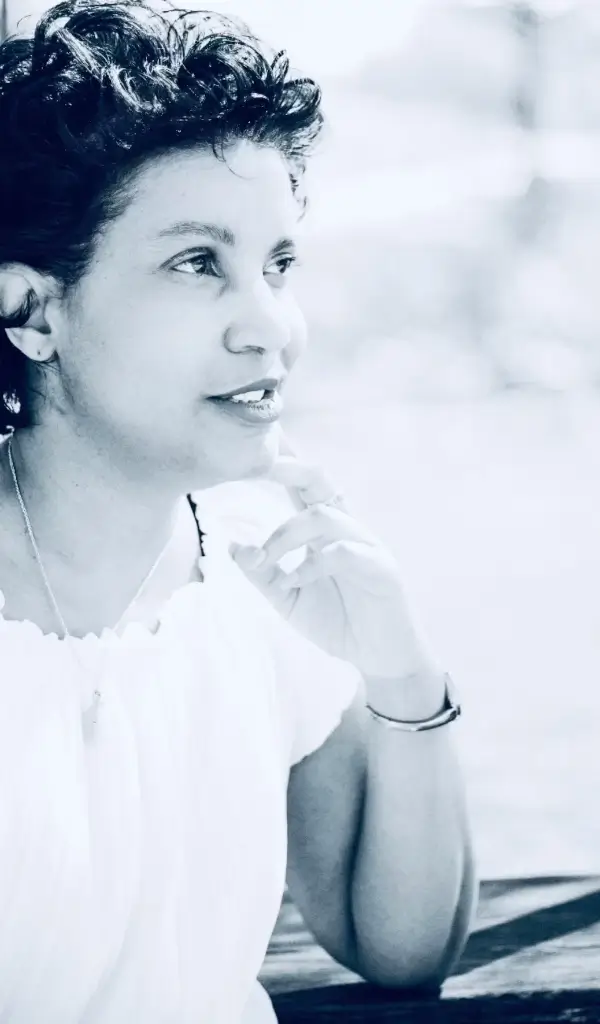 Portrait d'Yveline Glaude-Brécy en noir et blanc
