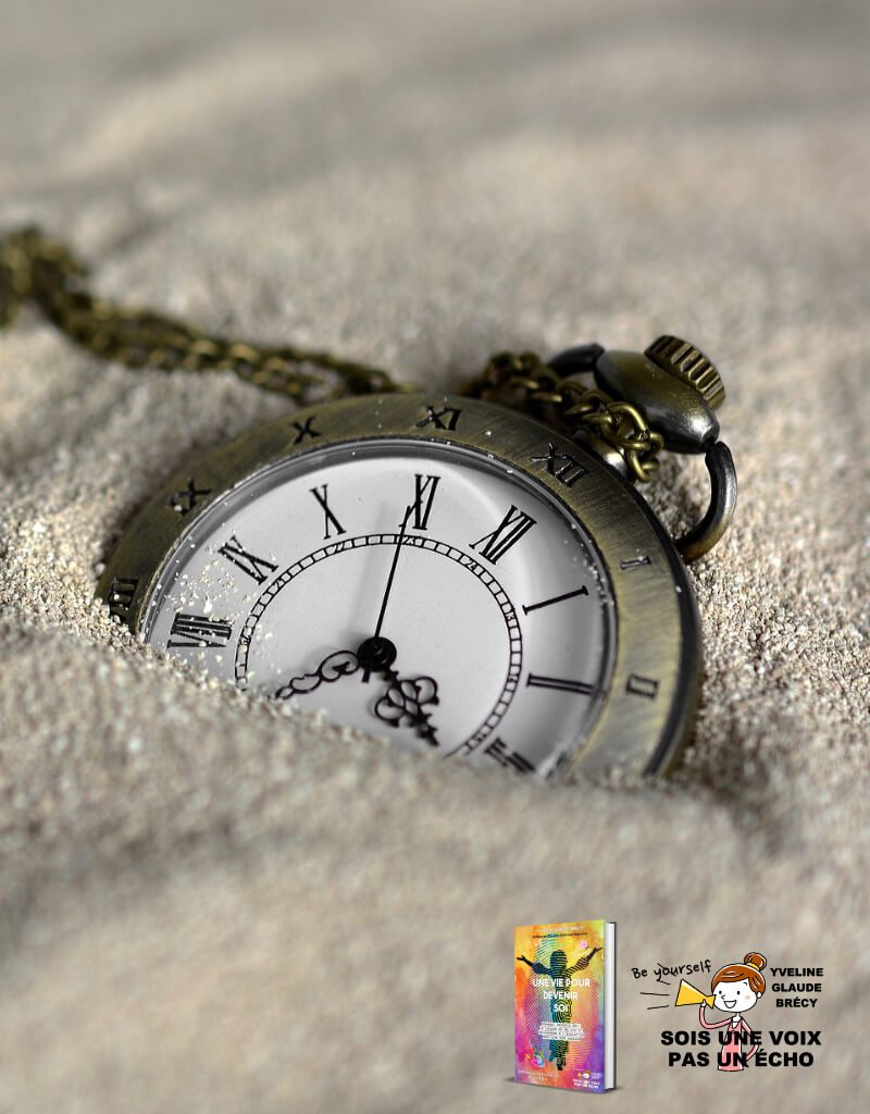 Une montre à gousset enfoui dans le sable représentant la gestion du temps